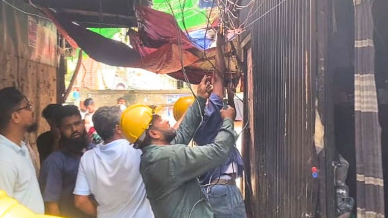 গাজীপুরে ৩০০ মাদক কারবারির ঘরে অন্ধকার নামাল পুলিশ