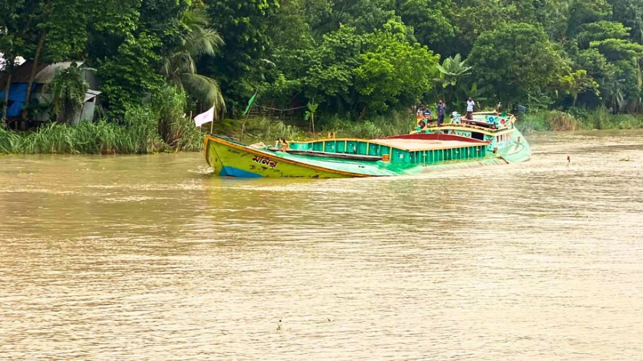 লৌহজংয়ে নিষেধাজ্ঞা অমান্য করে চলছে বাল্কহেড, ভাঙন আতঙ্কে ৫০০ পরিবার