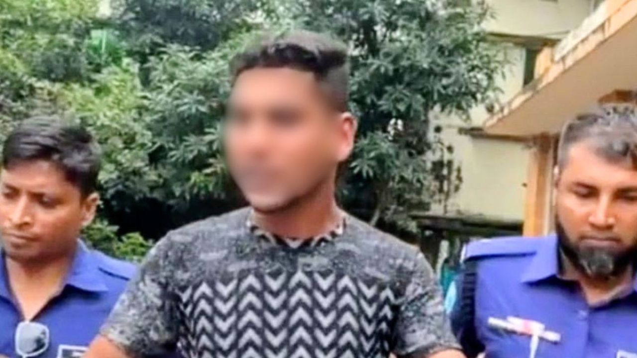 চাঁদপুরে চাঁদাবাজির সময় ভুয়া ট্রাফিক পুলিশ আটক