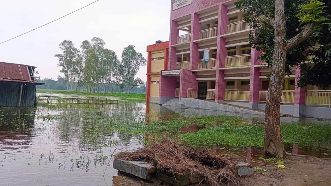 চাঁদপাড়া সরকারি প্রাথমিক বিদ্যালয়ে জলাবদ্ধতায় দুর্ভোগ