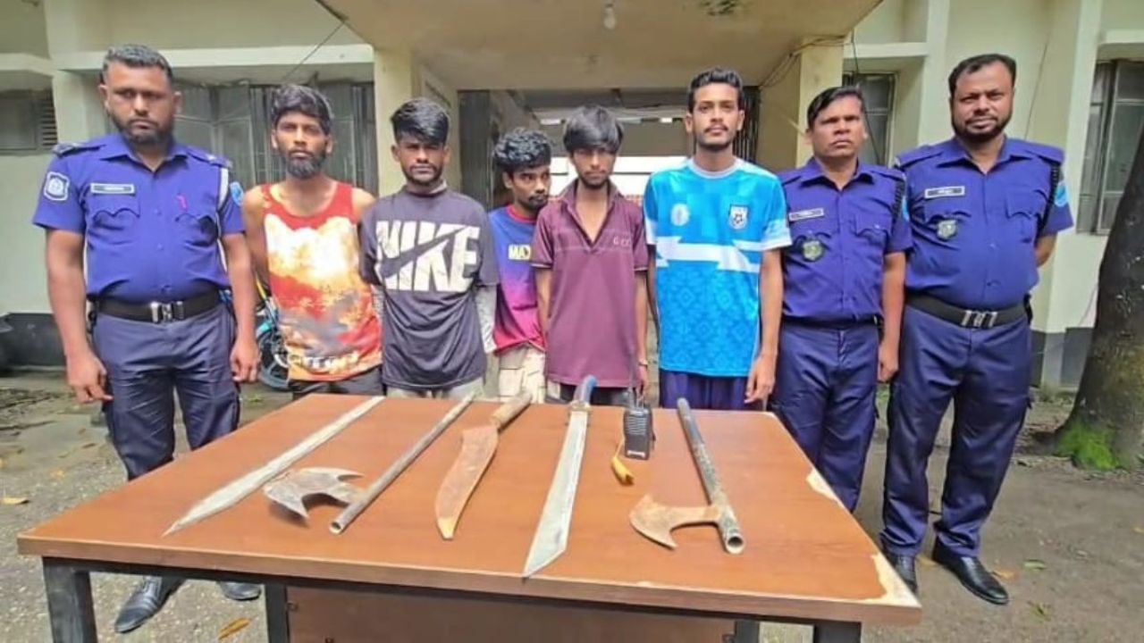 পলাশে ডাকাতির প্রস্তুতিকালে অস্ত্রসহ গ্রেপ্তার ৫