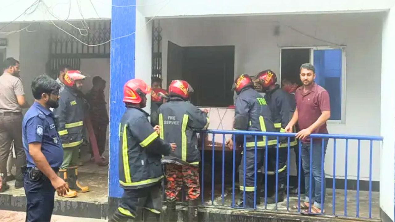 মানিকগঞ্জে থানায় ওসির কক্ষে আগুন