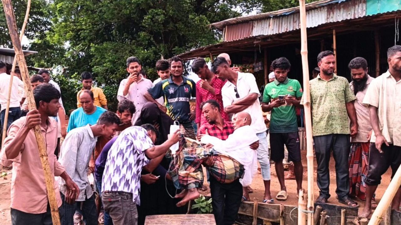 ইজারা দ্বন্দ্বে খেয়া বন্ধ, দুর্ভোগে হাজারো যাত্রী