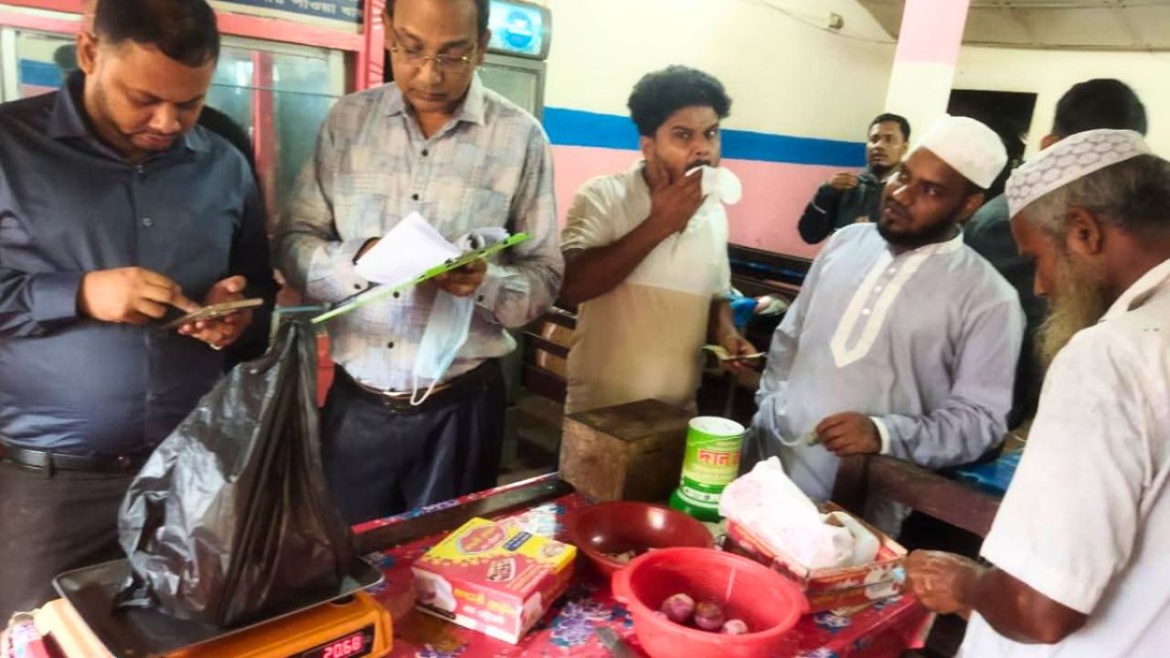 চুনারুঘাটে মিষ্টির ওজনে কারচুপি হাতেনাতে ধরা