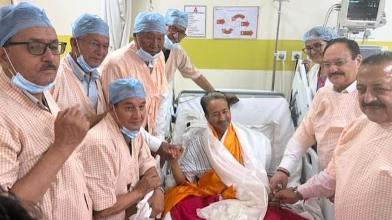 কেন্দ্রের আশ্বাসে ২৬ দিন পর অনশন ভাঙলেন সোনম ওয়াংচুক
