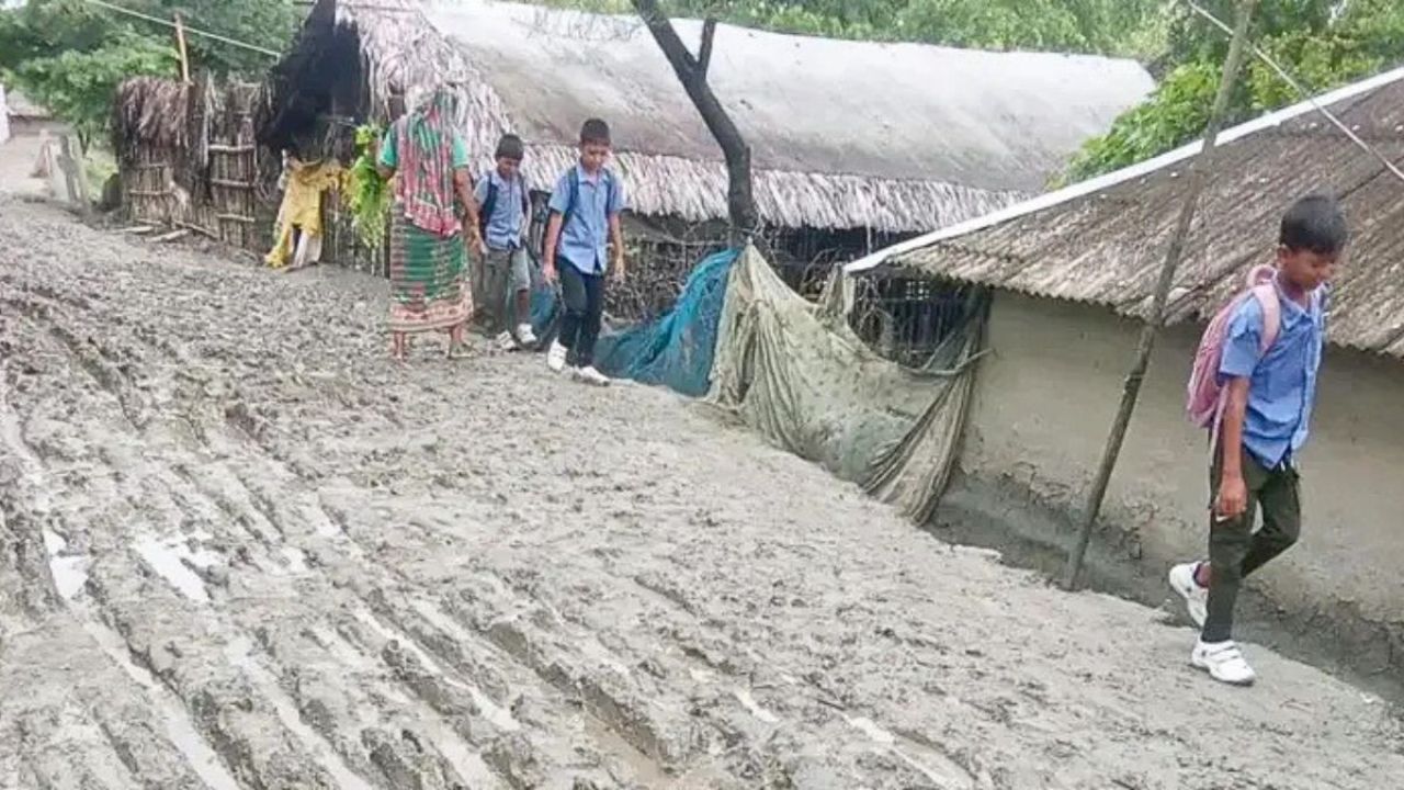 বর্ষায় চলাচলের অনুপযোগী ৫ গ্রামের একমাত্র সড়ক