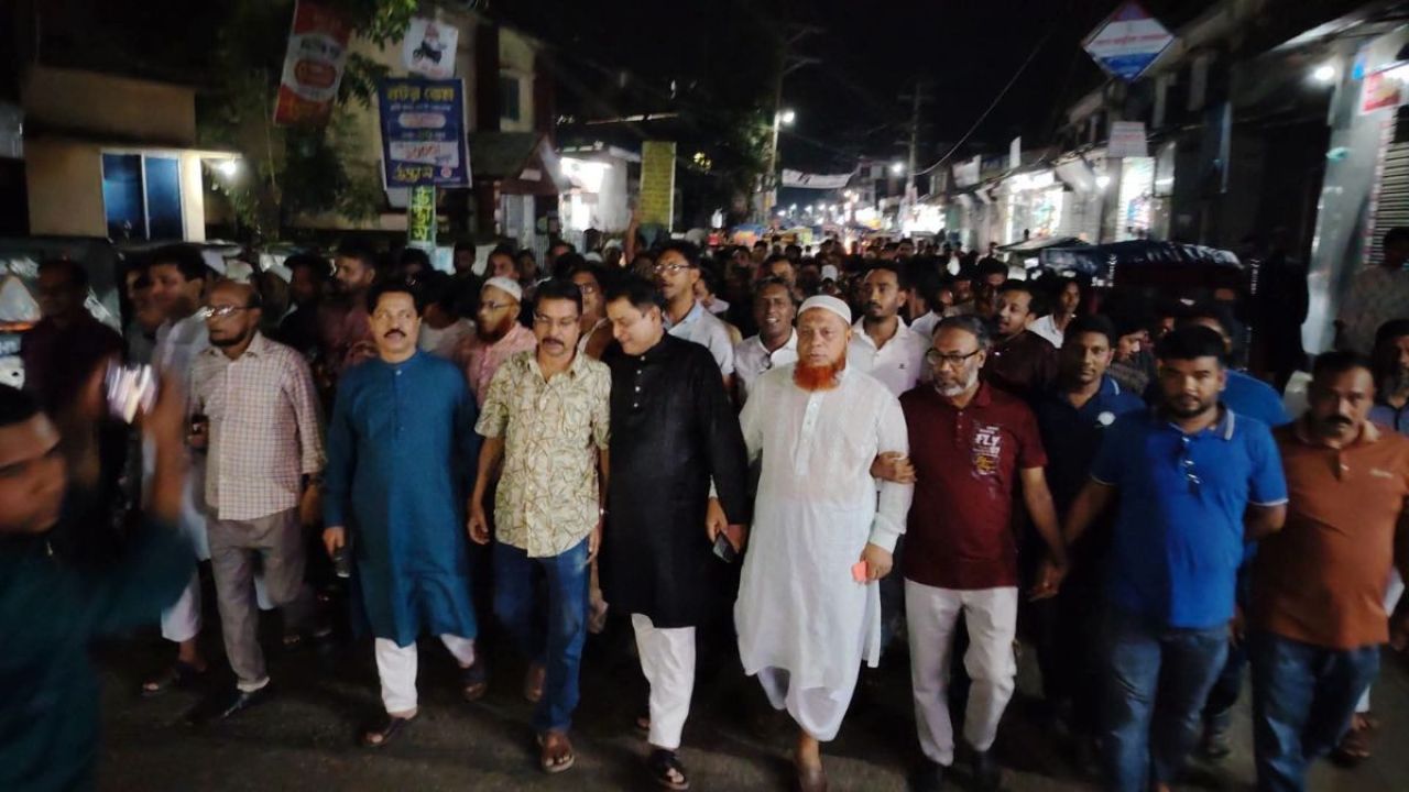 ভারপ্রাপ্ত রাষ্ট্রপতি মেজর হাফিজ, লালমোহনে আনন্দ মিছিল