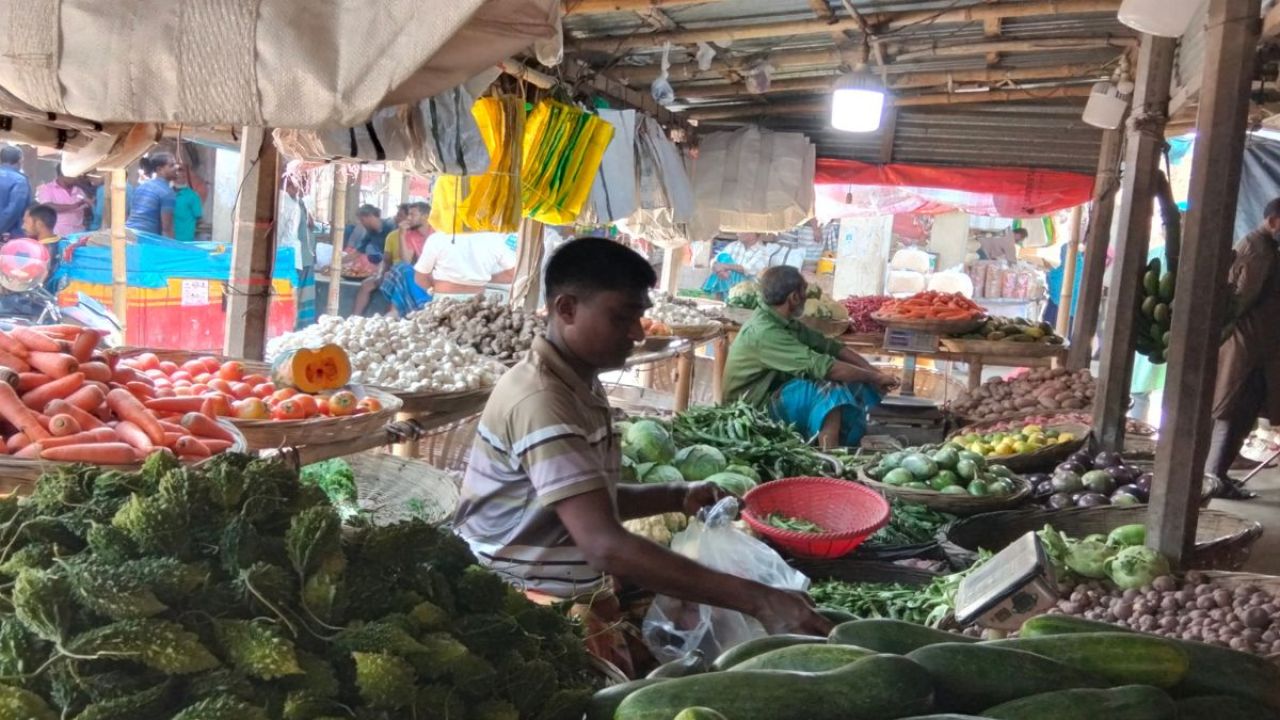 সুন্দরগঞ্জে কাঁচাবাজারে আগুন, দিশেহারা ক্রেতারা