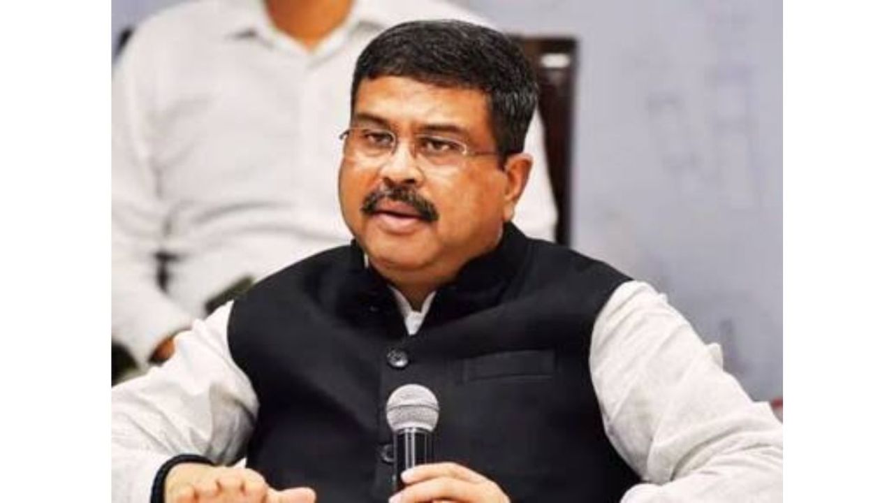 ভারতের শিক্ষামন্ত্রীর পদত্যাগ