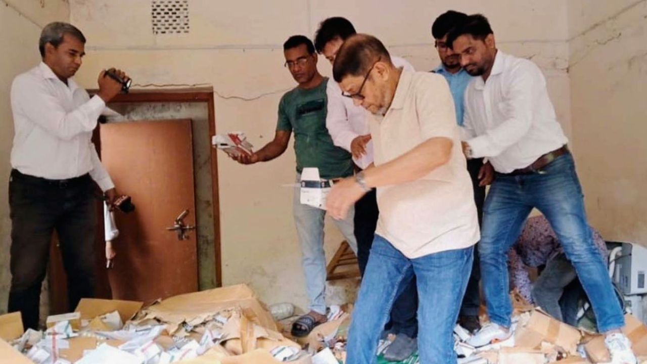 সরকারি হাসপাতালে মেয়াদোত্তীর্ণ ওষুধ দেখে স্বাস্থ্যমন্ত্রীর ক্ষোভ