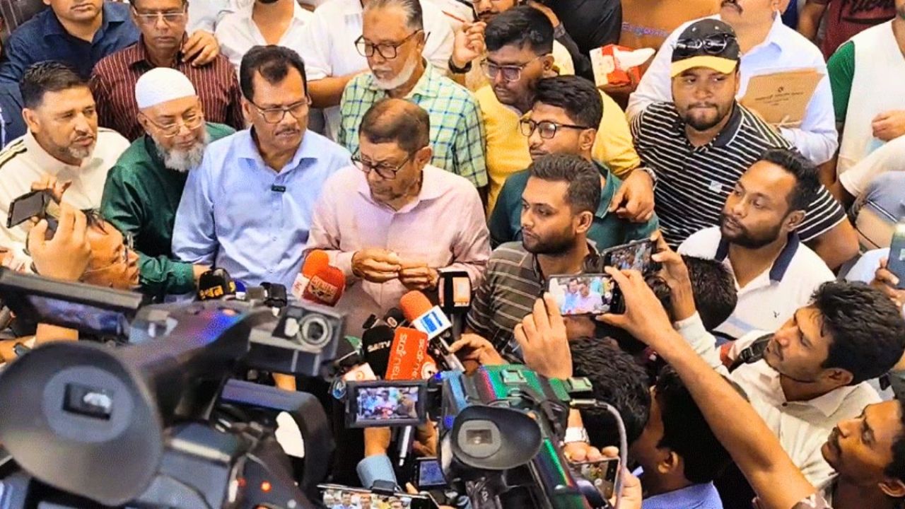হাসপাতালে স্বাস্থ্যমন্ত্রীর ‘অ্যাকশন’, ডাক্তারসহ ৩ জনকে শাস্তি