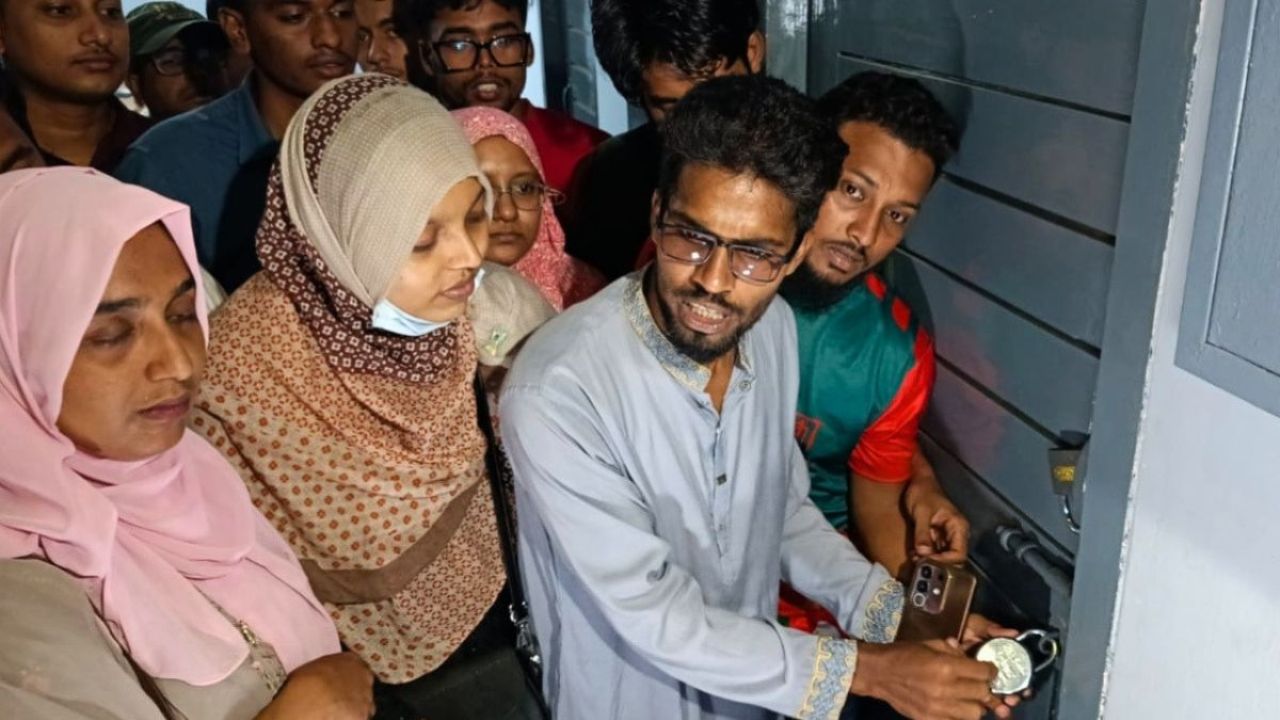 বিভাগীয় পরিচালকের পর এবার বরিশালের সিভিল সার্জনের কক্ষে তালা