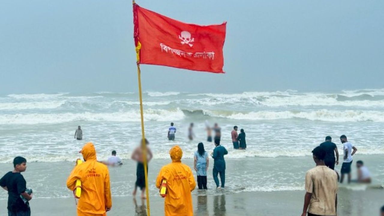 নিম্নচাপের প্রভাবে উত্তাল সাগর, ৪ বন্দরে সতর্কতা