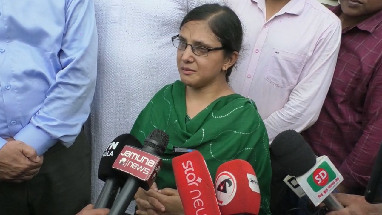 স্বাস্থ্যমন্ত্রীর তাৎক্ষণিক সিদ্ধান্তে চাকরি পেলেন দৃষ্টিপ্রতিবন্ধী শারমিন