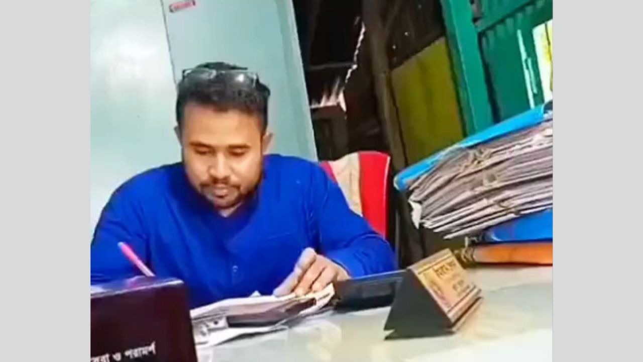 ভিডিও ফাঁসেই চাকরি হারালেন ভূমি কর্মকর্তা
