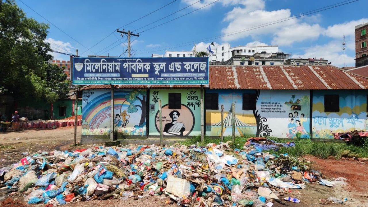 স্কুলের পাশে ময়লার স্তূপ, অসুস্থ শিক্ষার্থীরা