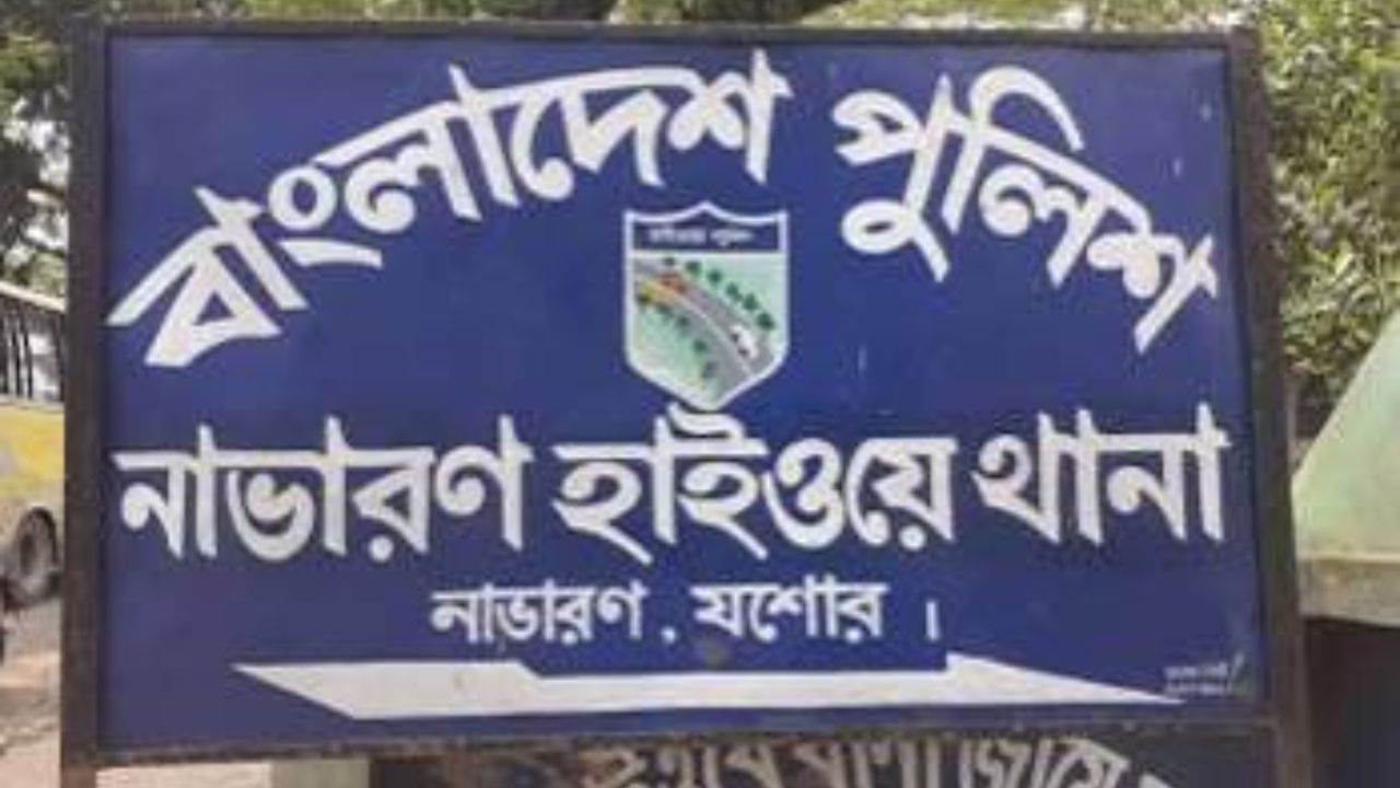 যশোরে ট্রাকের ধাক্কায় প্রাণ গেল ভ্যানচালকের