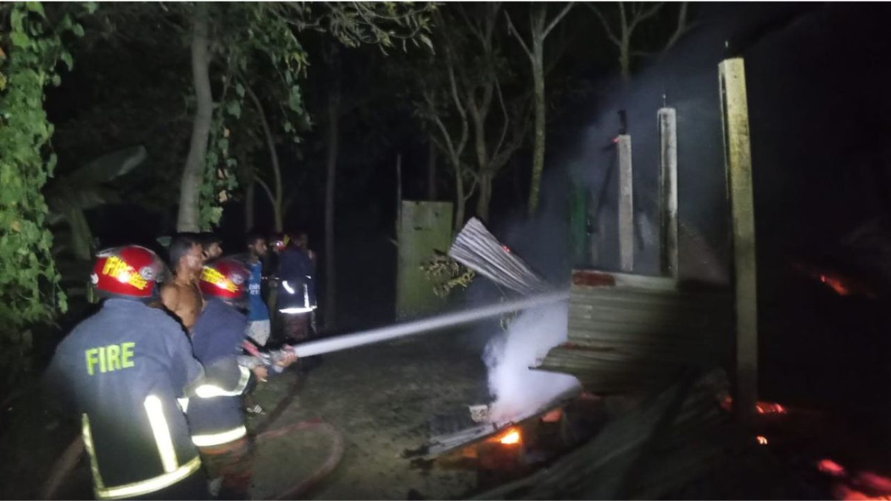 গজারিয়ায় অগ্নিকাণ্ড: রক্ষা পেল আশপাশের বাড়িঘর