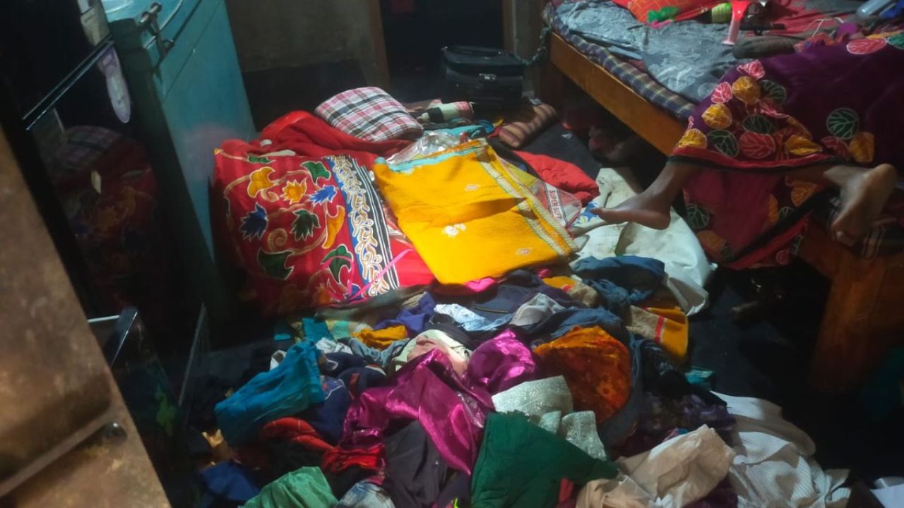  কুষ্টিয়ায় পরিবারের সদস্যদের জিম্মি করে লুটপাট