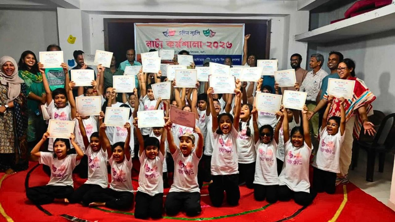 নওগাঁয় অভিনয়েই পাঠ্যবইয়ের পাঠ শিখল শিশুরা