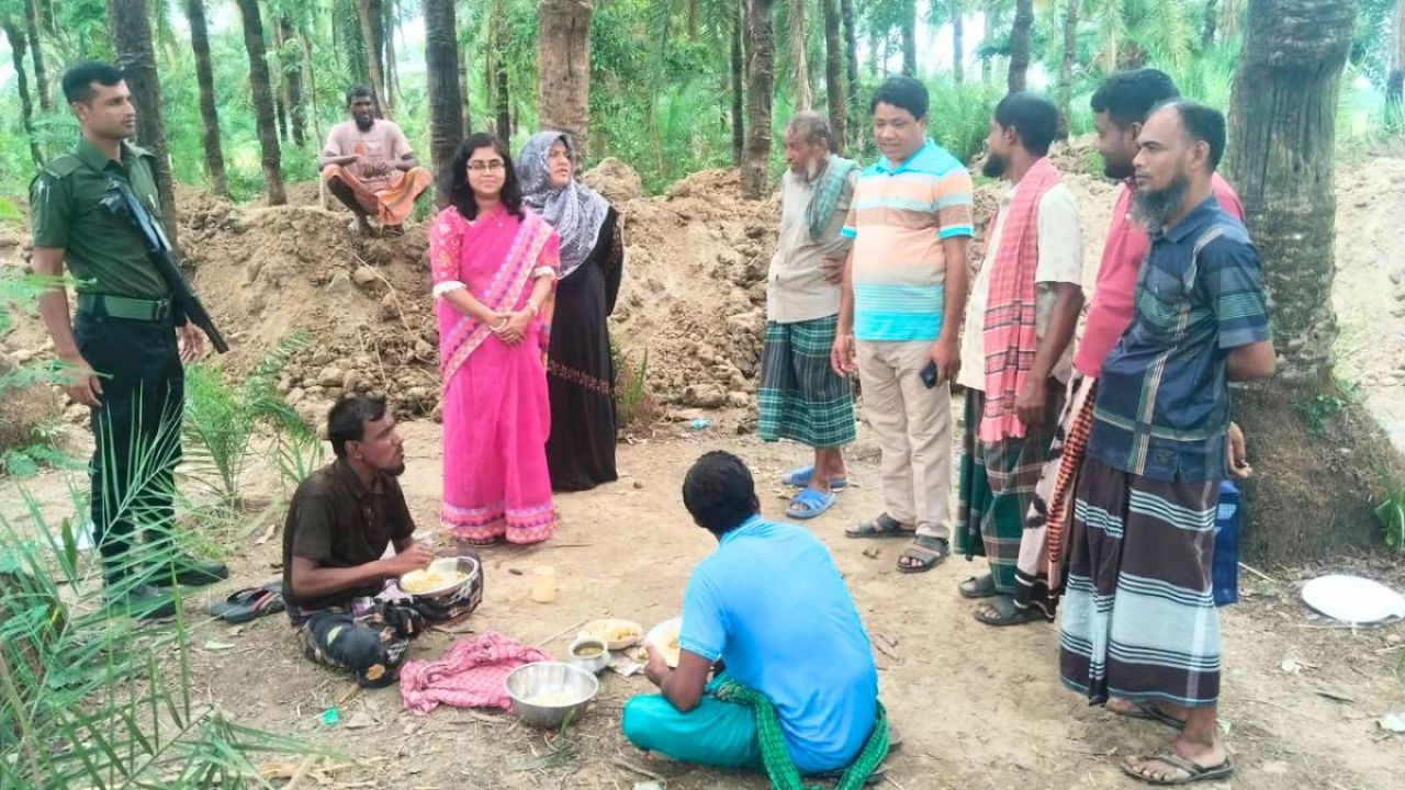 খাল খনন শেষে ১৯ লাখ টাকা ফেরত দিলেন ইউএনও