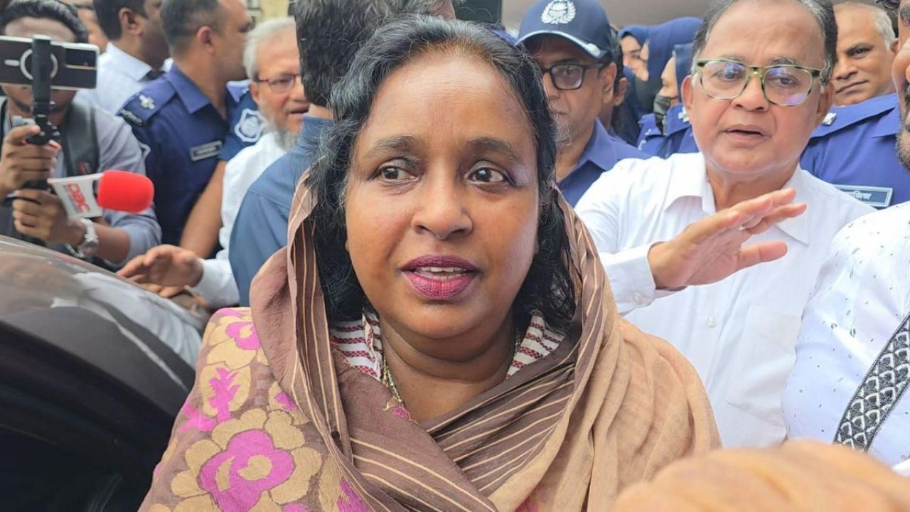 ‘নির্দোষ হয়েও আমি অপরাধী’ : আদালত চত্বরে আইভী