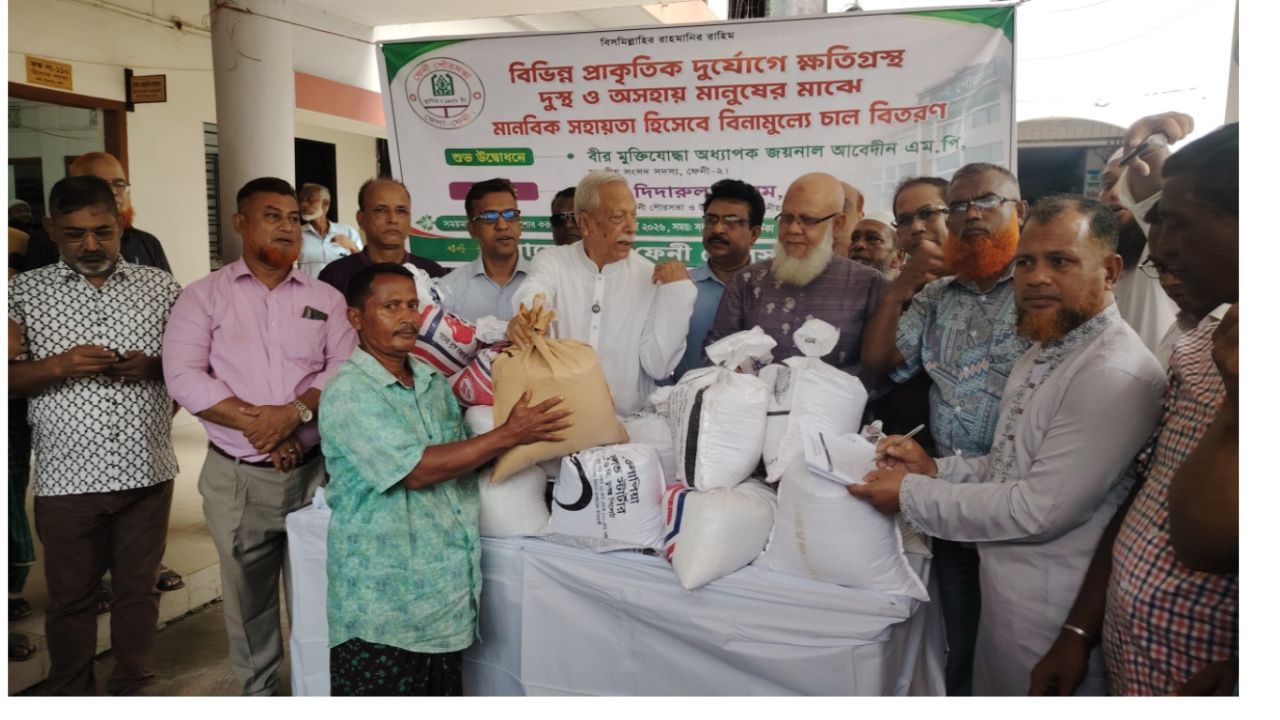 দুর্যোগে ক্ষতিগ্রস্তদের মুখে হাসি ফুটাল ফেনী পৌরসভা