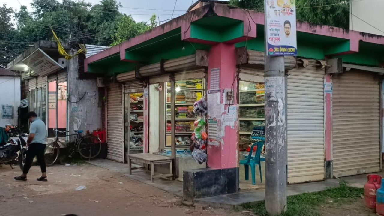 উচ্ছেদ নোটিশকে বৃদ্ধাঙ্গুলি, সরছে না দোকান