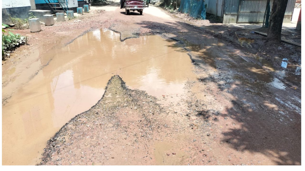 ত্রিশালে হাঁটু পানিতে ডুবছে প্রধান সড়ক