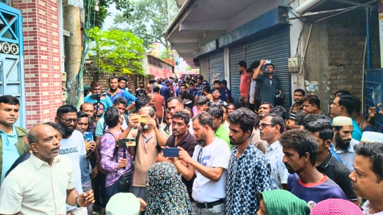 মাদ্রাসা ‘বন্ধের হুমকি দেওয়ায়’ জামায়াত এমপির বাড়ি ঘেরাও, মহাসড়ক অবরোধ