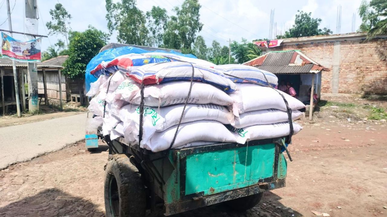 শ্যামনগরে পাচারের সময় ৫৭ বস্তা সার জব্দ