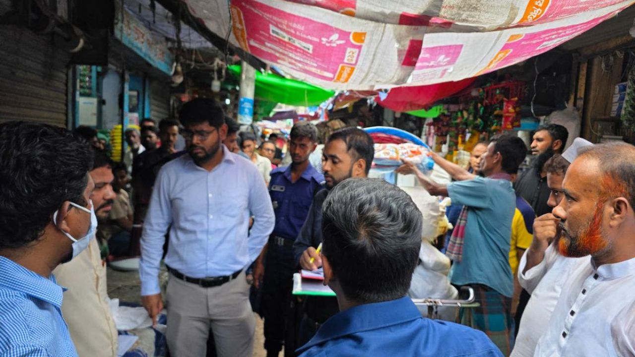 ফেনীতে ৩৩০ কেজি নিষিদ্ধ পলিথিন জব্দ, ৪ ব্যবসায়ীকে জরিমানা
