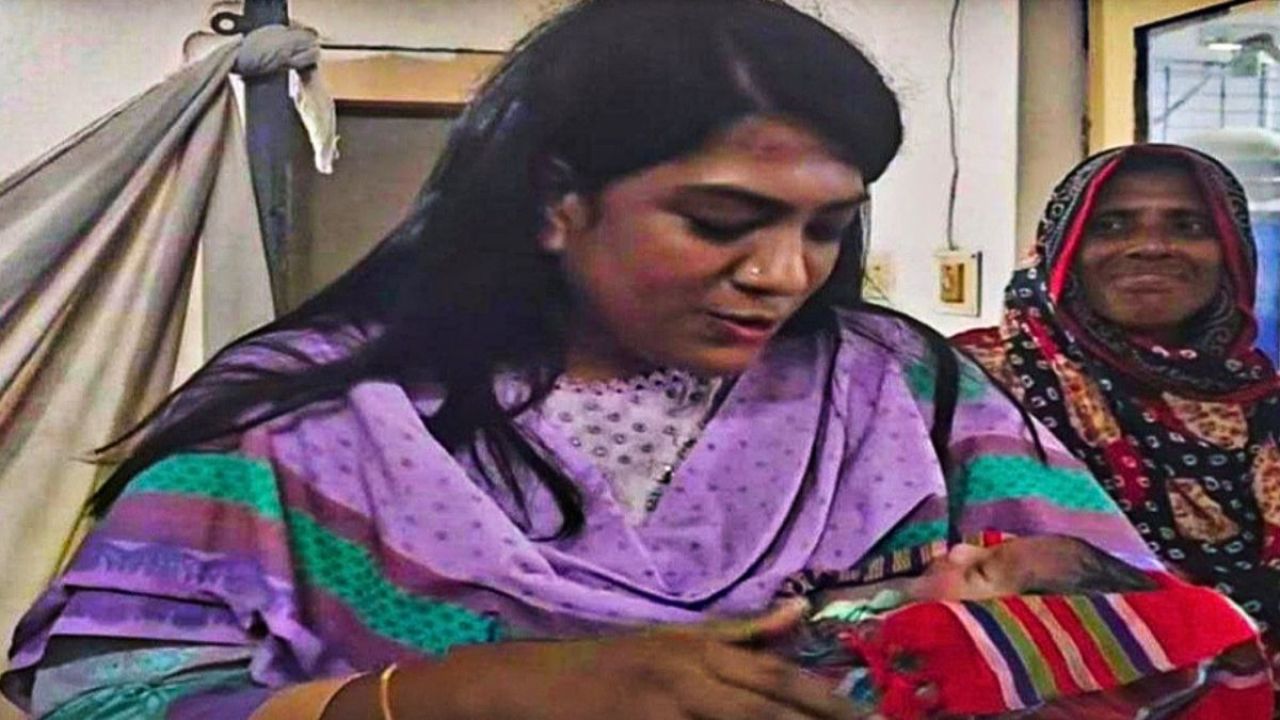 ফুটপাতে জন্ম নেওয়া সেই শিশু ও মায়ের পাশে উপজেলা প্রশাসন