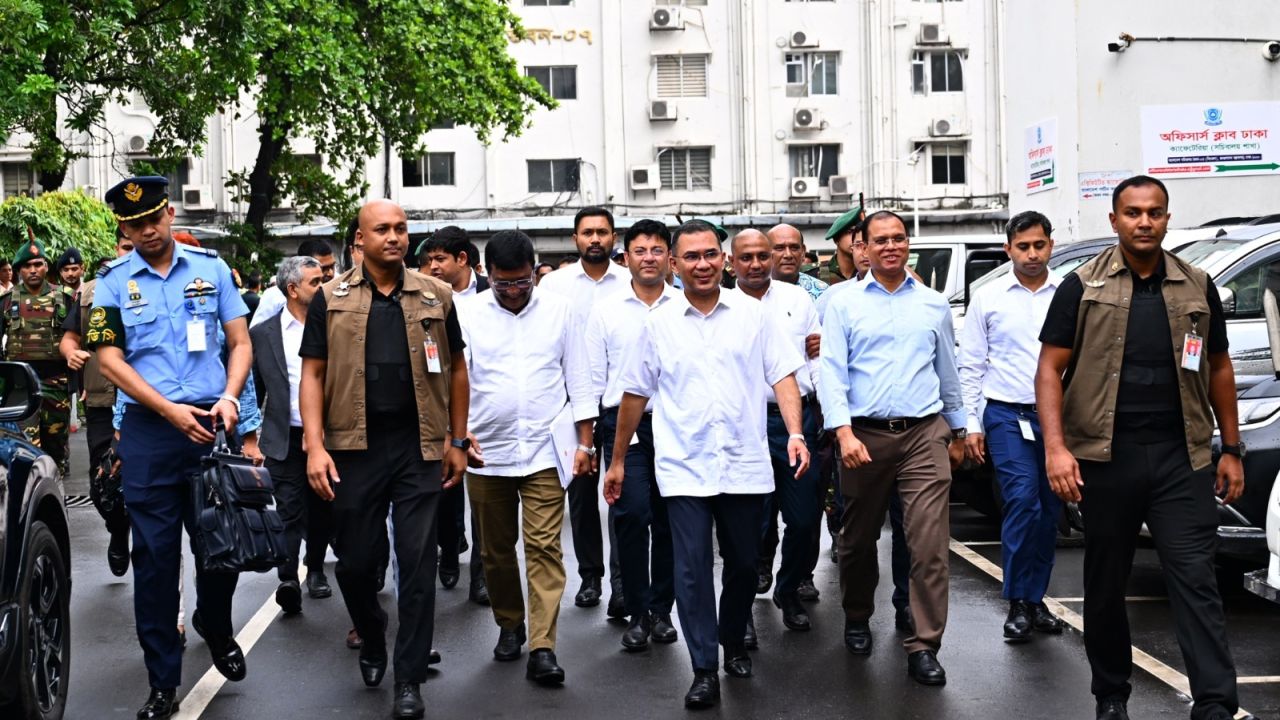 সচিবালয়ে ব্যস্ত দিন পার করলেন প্রধানমন্ত্রী
