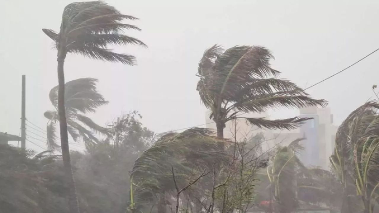 দেশের ৯ অঞ্চলে ঝোড়ো হাওয়ার শঙ্কা, নদীবন্দরে সতর্কসংকেত