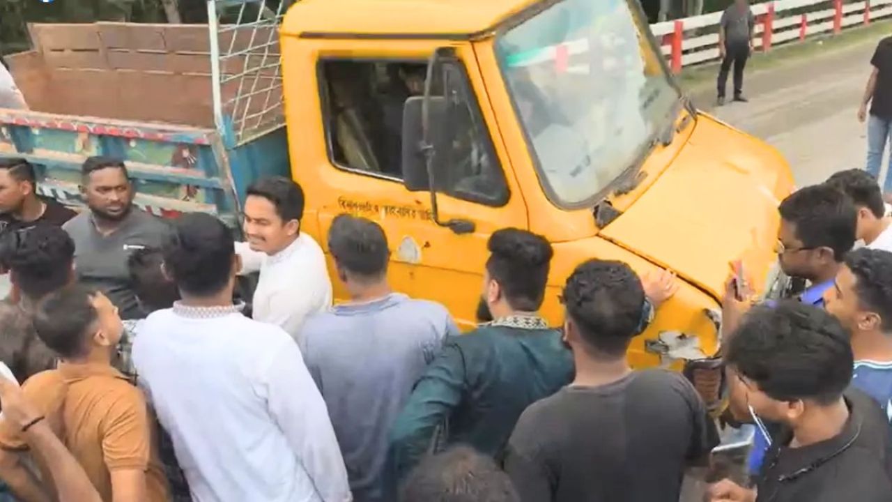 বালুর ট্রাক দিয়ে আটকে দেওয়া হলো নাহিদ-হাসনাতদের গাড়ি