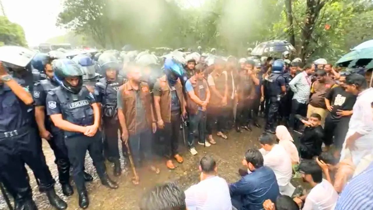 পুলিশের সঙ্গে ধস্তাধস্তি, বৃষ্টির মধ্যেই সড়কে বসে পড়লেন এনসিপি নেতারা
