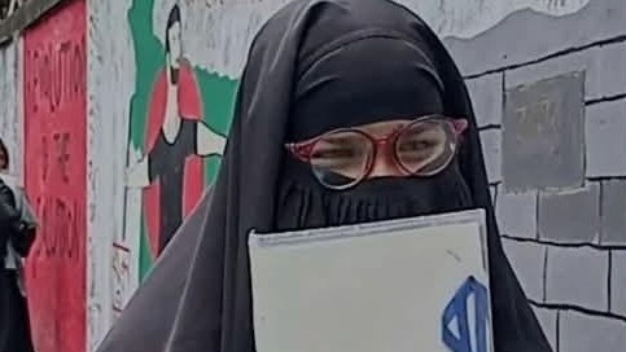 বাবার লাশ বাড়িতে রেখে পরীক্ষা দিলেন আয়েশা