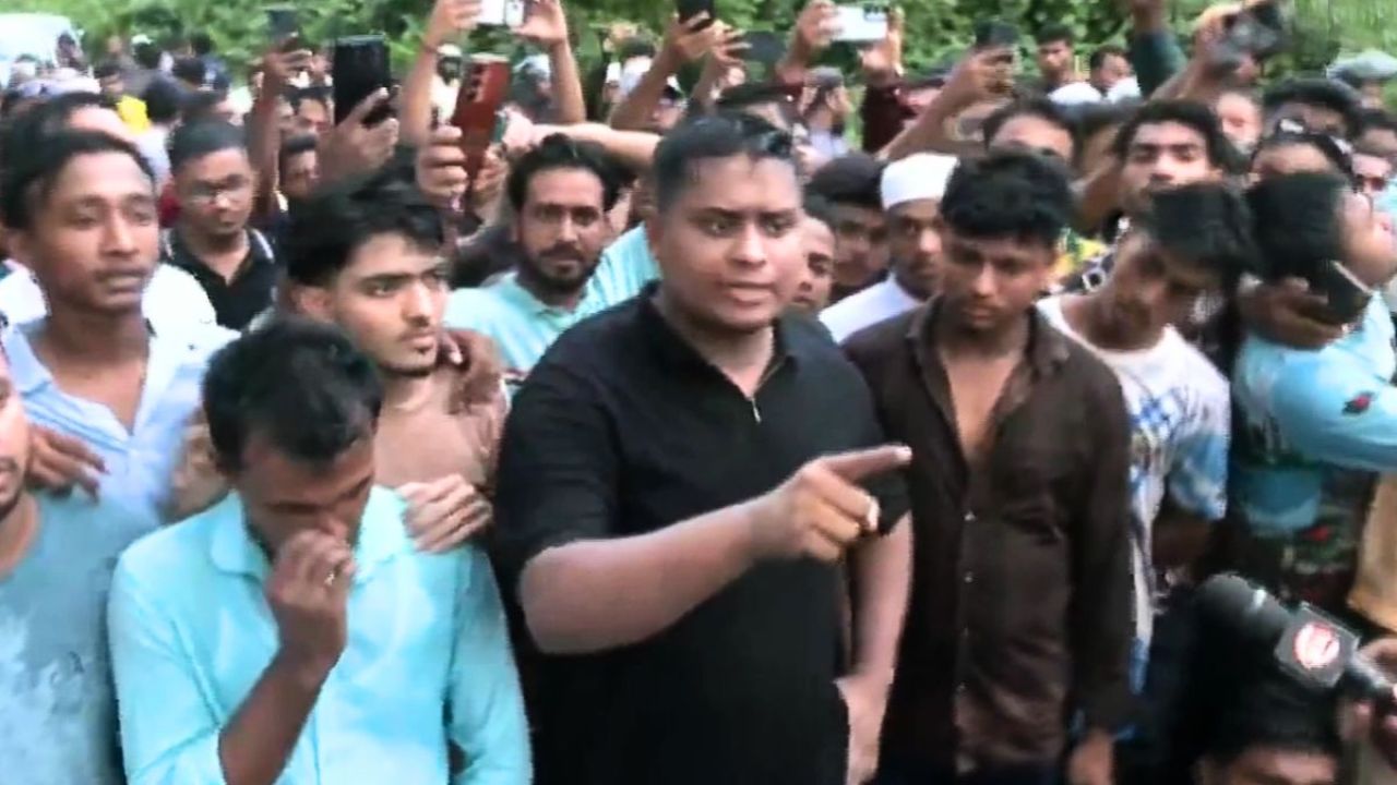 পোশাক খুলে বিএনপি করেন : পুলিশকে হাসনাত আবদুল্লাহ