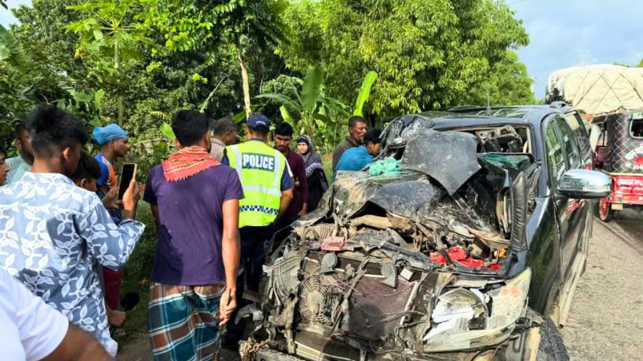 রাজবাড়ীতে ট্রাক-প্রাইভেটকার সংঘর্ষ, কৃষি কর্মকর্তাসহ আহত ৬