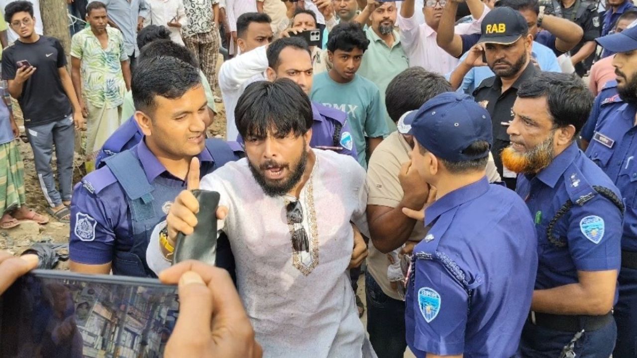বালু উত্তোলন নিয়ে বিএনপির দু’পক্ষে উত্তেজনা, র‍্যাব-পুলিশ মোতায়েন