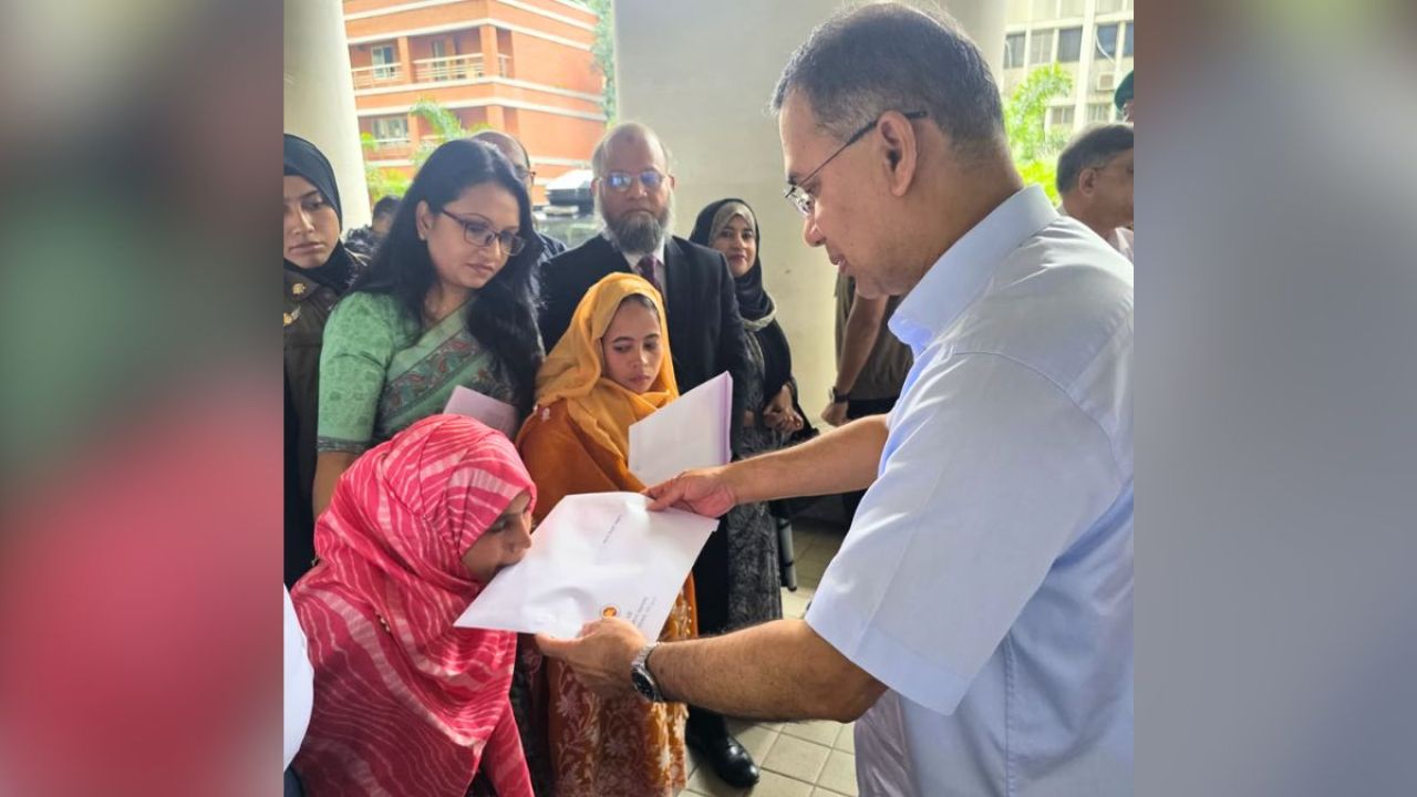 প্রতিবন্ধী তিন ব্যক্তির হাতে নিয়োগপত্র তুলে দিলেন প্রধানমন্ত্রী
