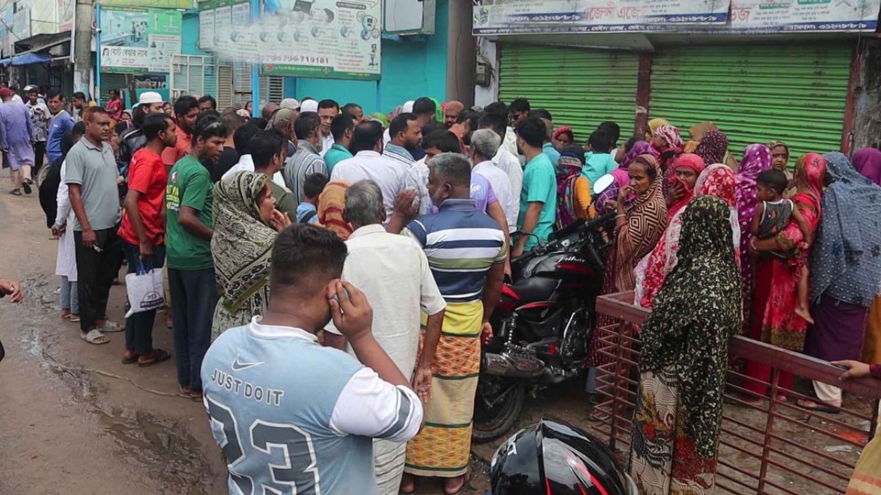 নওগাঁয় বাসচাপায় শিক্ষকের মর্মান্তিক মৃত্যু