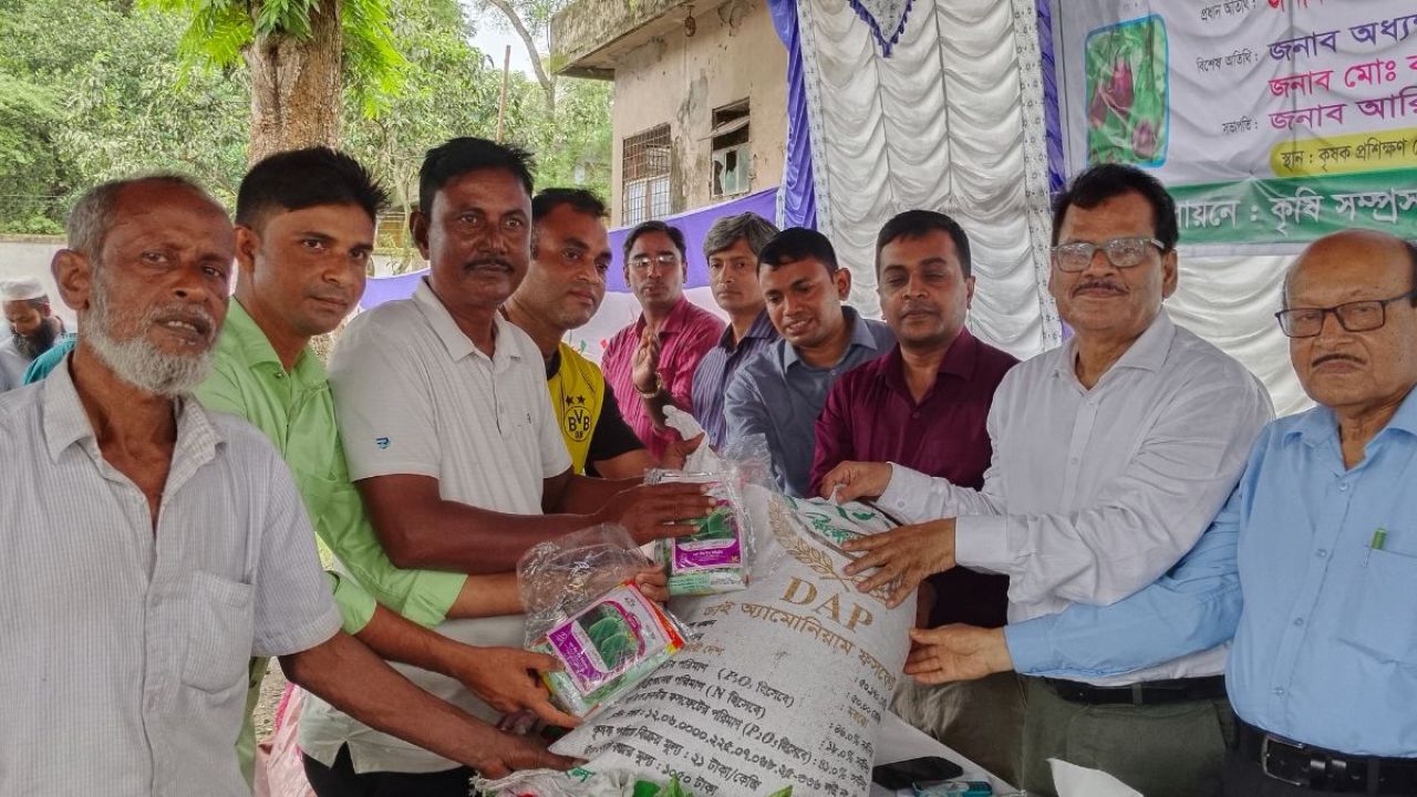 কলারোয়ায় কৃষকদের বিনামূল্যে বীজ-সার বিতরণ
