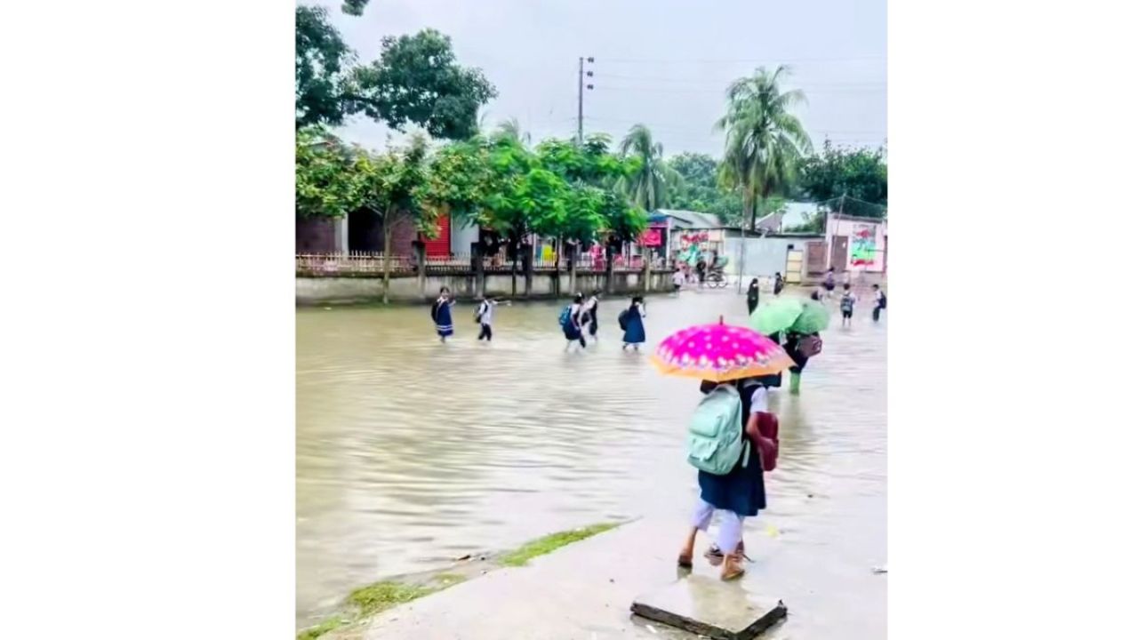 চাঁদপুরে টানা বৃষ্টিতে জলাবদ্ধতা, ভোগান্তিতে শিক্ষার্থীরা