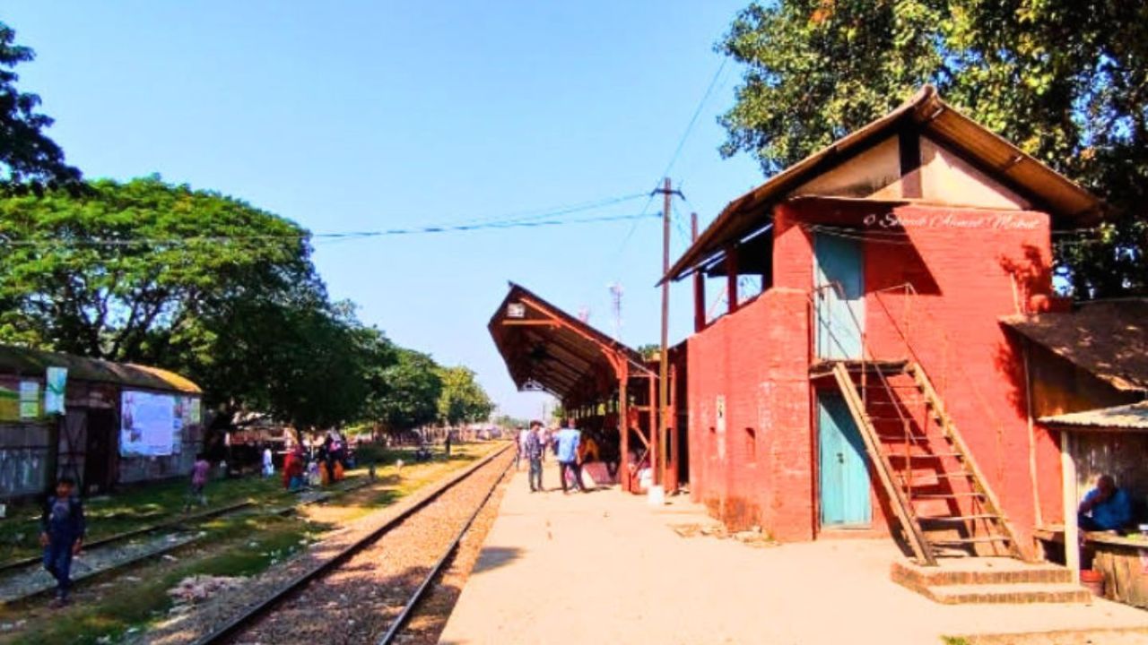 কোটি টাকার রাজস্ব, তবুও খোকসা স্টেশনে উন্নয়নের ছোঁয়া নেই