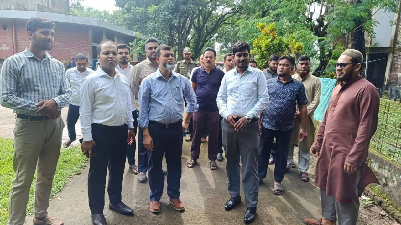 সাতক্ষীরায় স্বাস্থ্য কমপ্লেক্স পরিদর্শনে মন্ত্রিপরিষদ বিভাগের যুগ্মসচিব