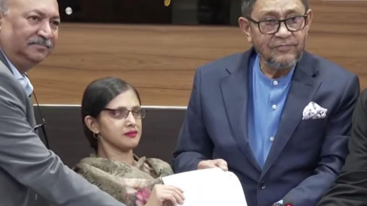 দৃষ্টিজয়ের গল্প: প্রতিবন্ধকতা তুচ্ছ করে সরকারি চাকরিতে সাতক্ষীরার শারমিন আক্তার।