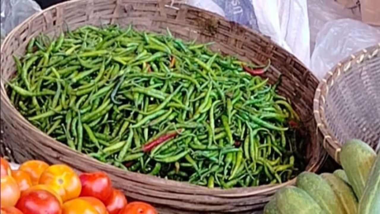 আকাশছোঁয়া দাম, কাঁচামরিচে হাত দেওয়া দায়