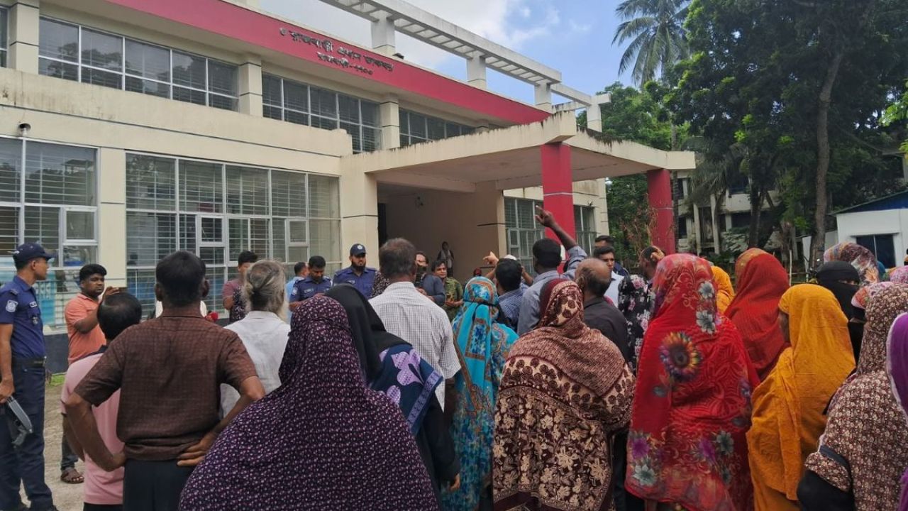 ডাকঘরে সাদা কাগজে সিল মেরে কোটি টাকা উধাও